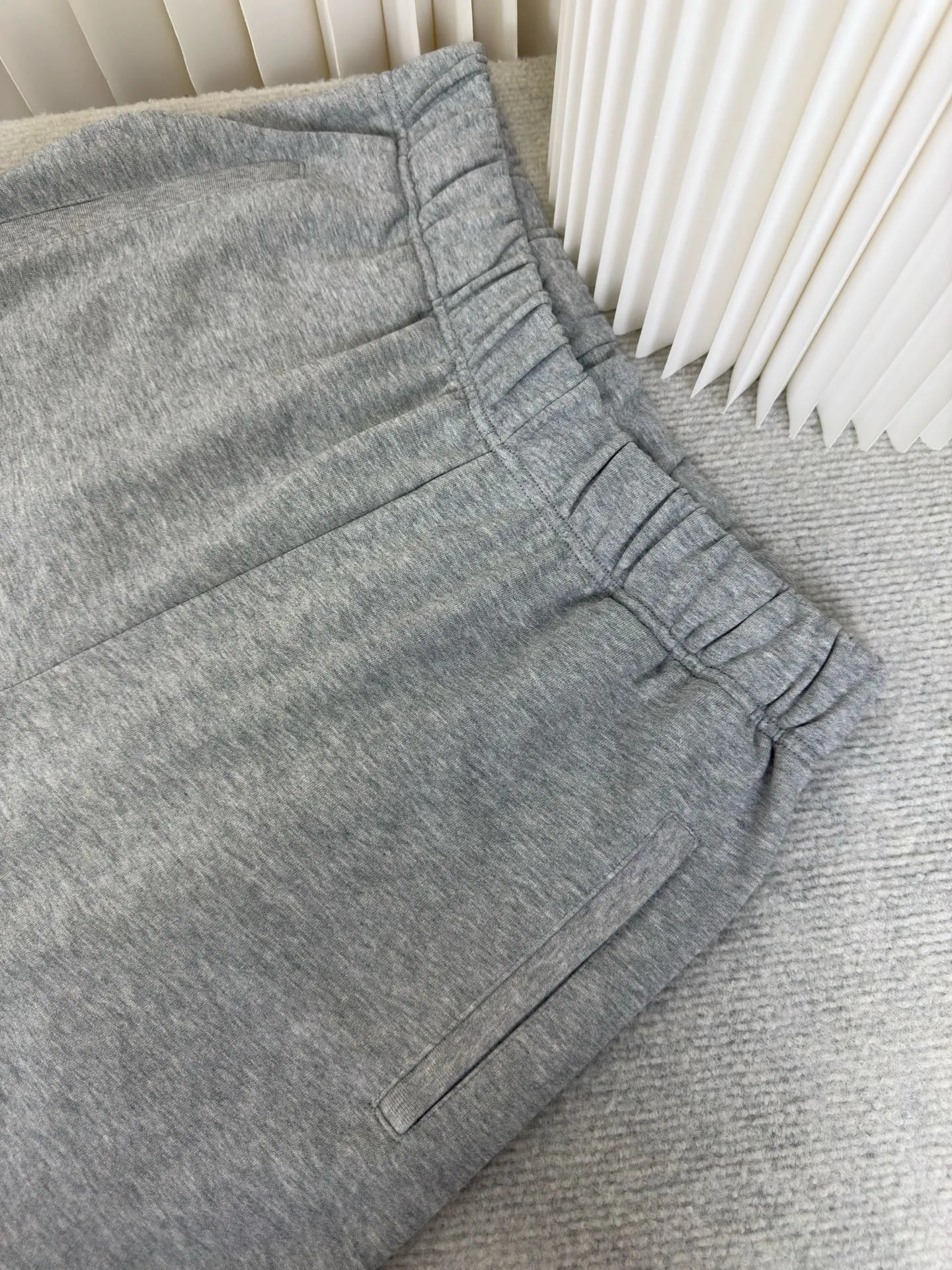 P290 Chrome Hearts floral gray Sanskrit logo shorts. Authentic version - physical counter - top luxury quality. 🆚Instant sale of all versions on the market. Custom dyed floral gray fabric according to YB. The price of floral gray fabric is extremely high. There is no stock in the market. The embroidery uses imported embroidery. Customized scroll hardware and accessories. Size S M L